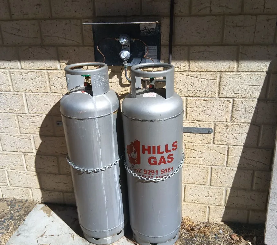 2026 January 29 JN49194 Oliver and Taj, Chains on gas bottles, making compliant_Gelorup.jpg